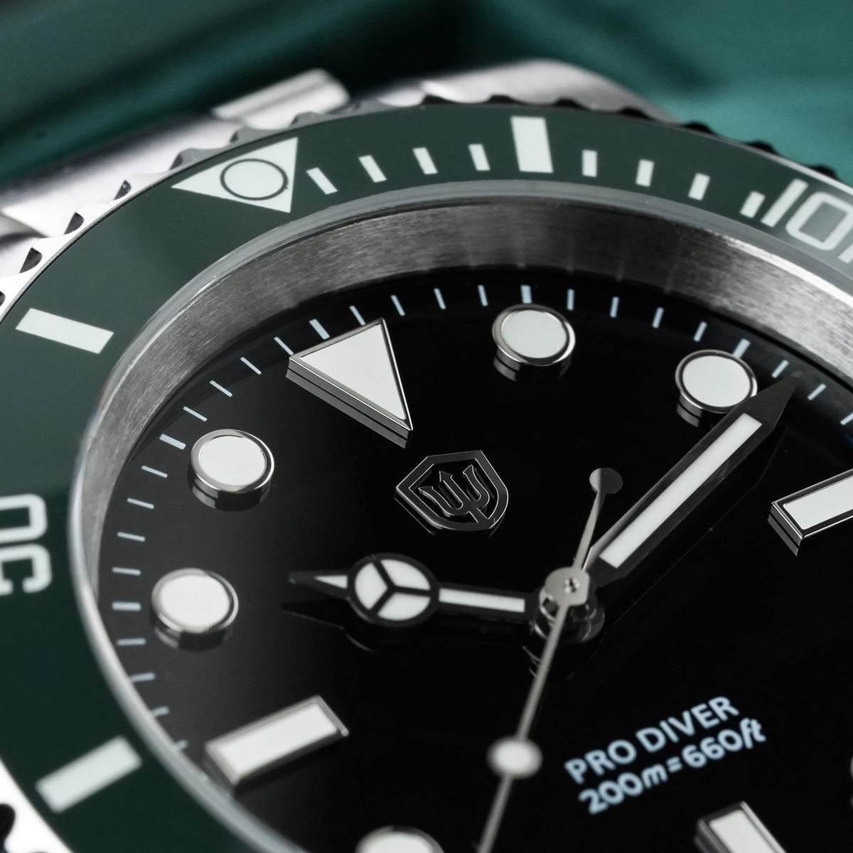 40mm Sapphire Crystal 200m Waterproof Quartz Diver Watch A979